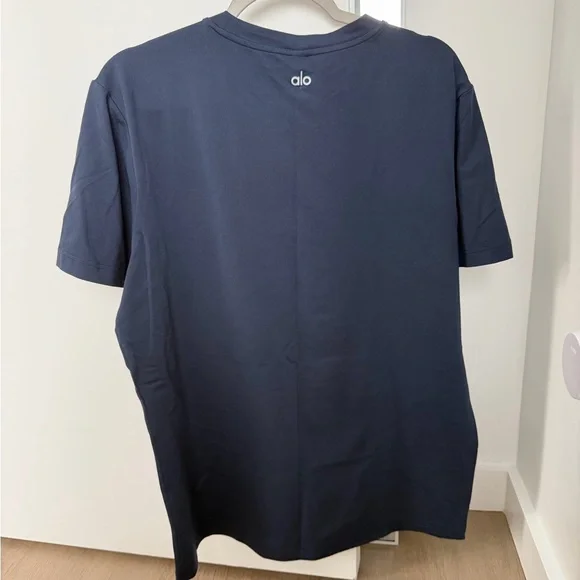 ALO Yoga Men's Deep Blue Short Sleeve Tee - Picture 2 of 2